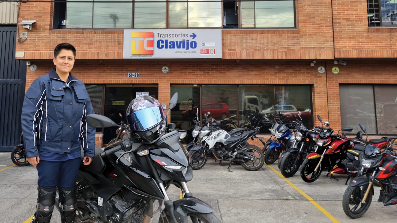 Mensajero motorizado de Transportes Clavijo en Bogotá frente a la sede principal con flota de motos para gestión documental y diligencias administrativas